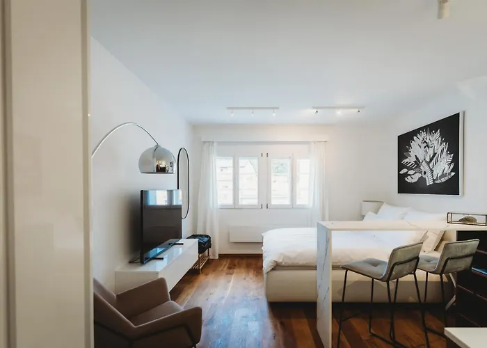 Romantic Jump Studio Overlooking River, Free Parking